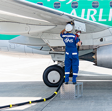 航空機への給油作業